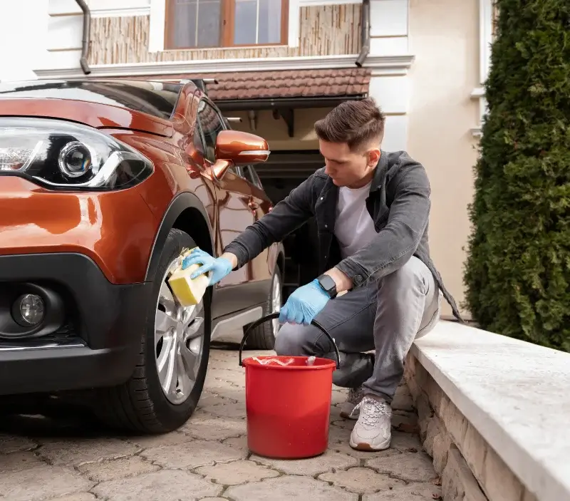 Lavage auto à domicile Roussines : professionnel intervenant sur un véhicule